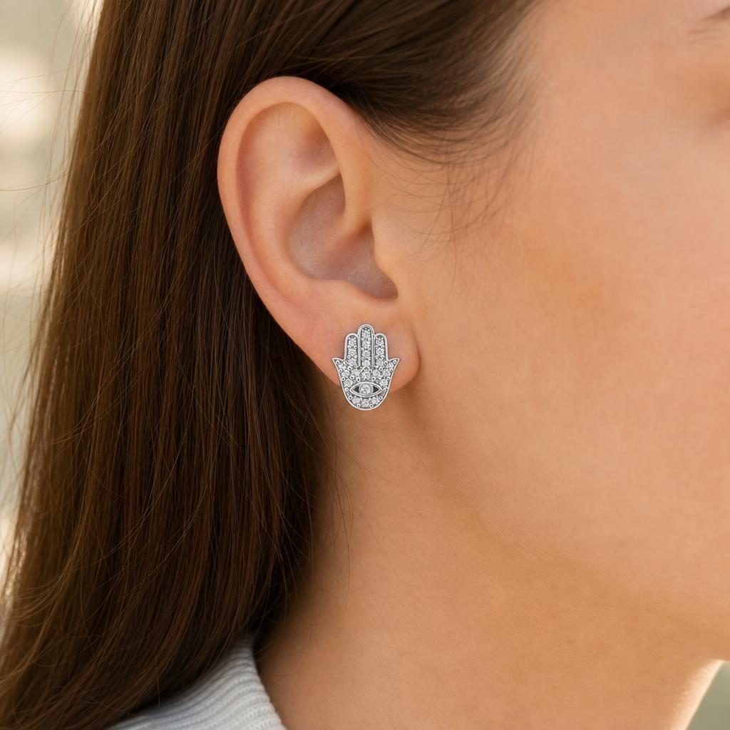 Detaliu cercei stud argint cu model abstract