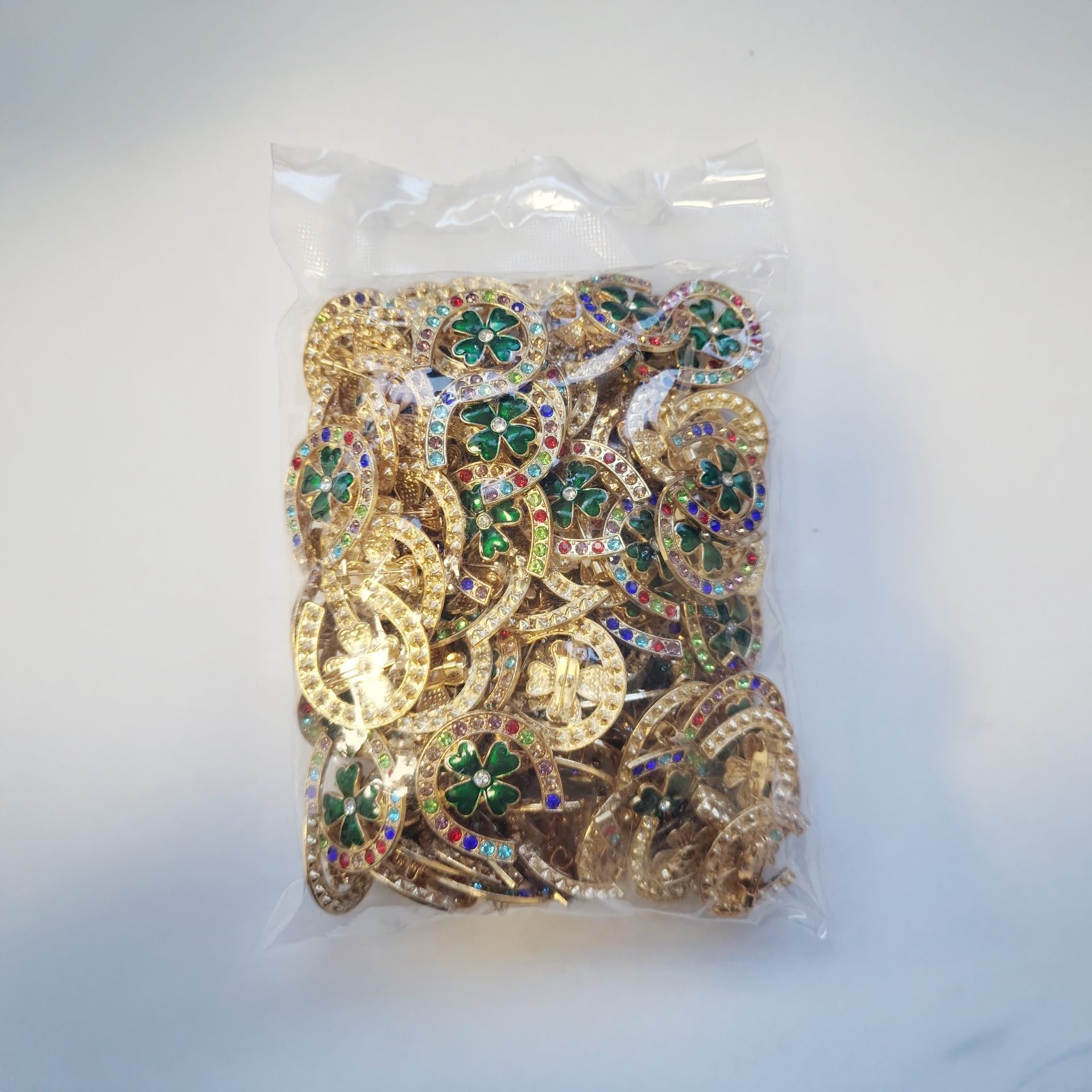 Set 100 Brose cu Pietre, Flippy, Model Potcoava cu Trifoi, 3 x 2.5 cm per unitate, Auriu/Multicolor