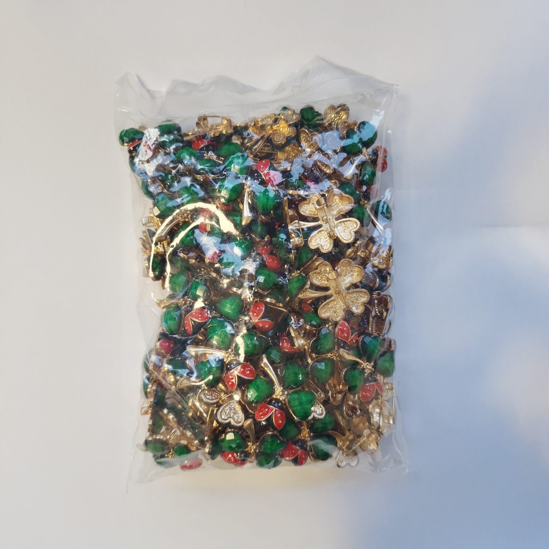 Set 100 Brose cu Pietre, Flippy, Model Trifoi cu Buburuza, 2.2 x 2.2 cm per unitate, Auriu/Verde