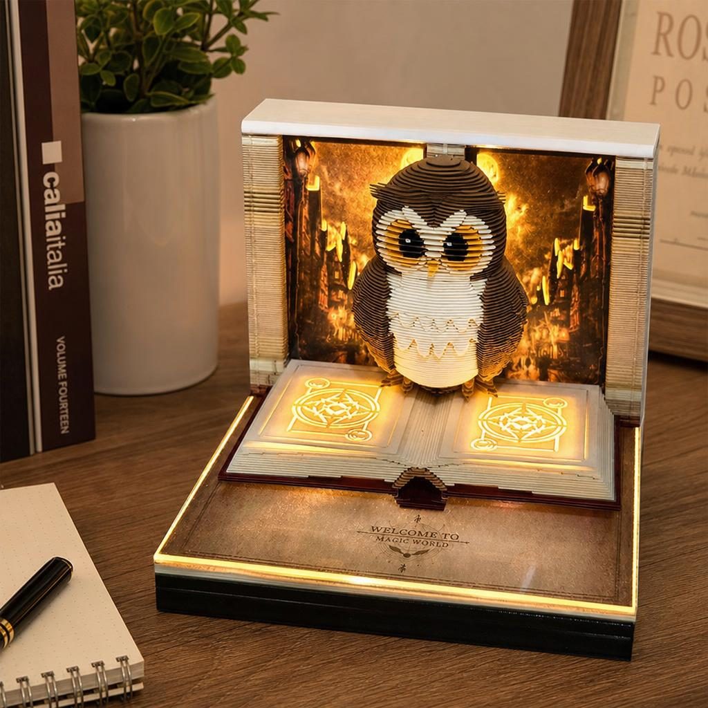 Calendar Interactiv 3D 2026, Flippy, Calendar de Sculptura cu Luminite LED, Bufnita Magic World, pentru Copii, Calendar de Birou Ornamentat, 9 x 9 x 6.8 cm, Maro