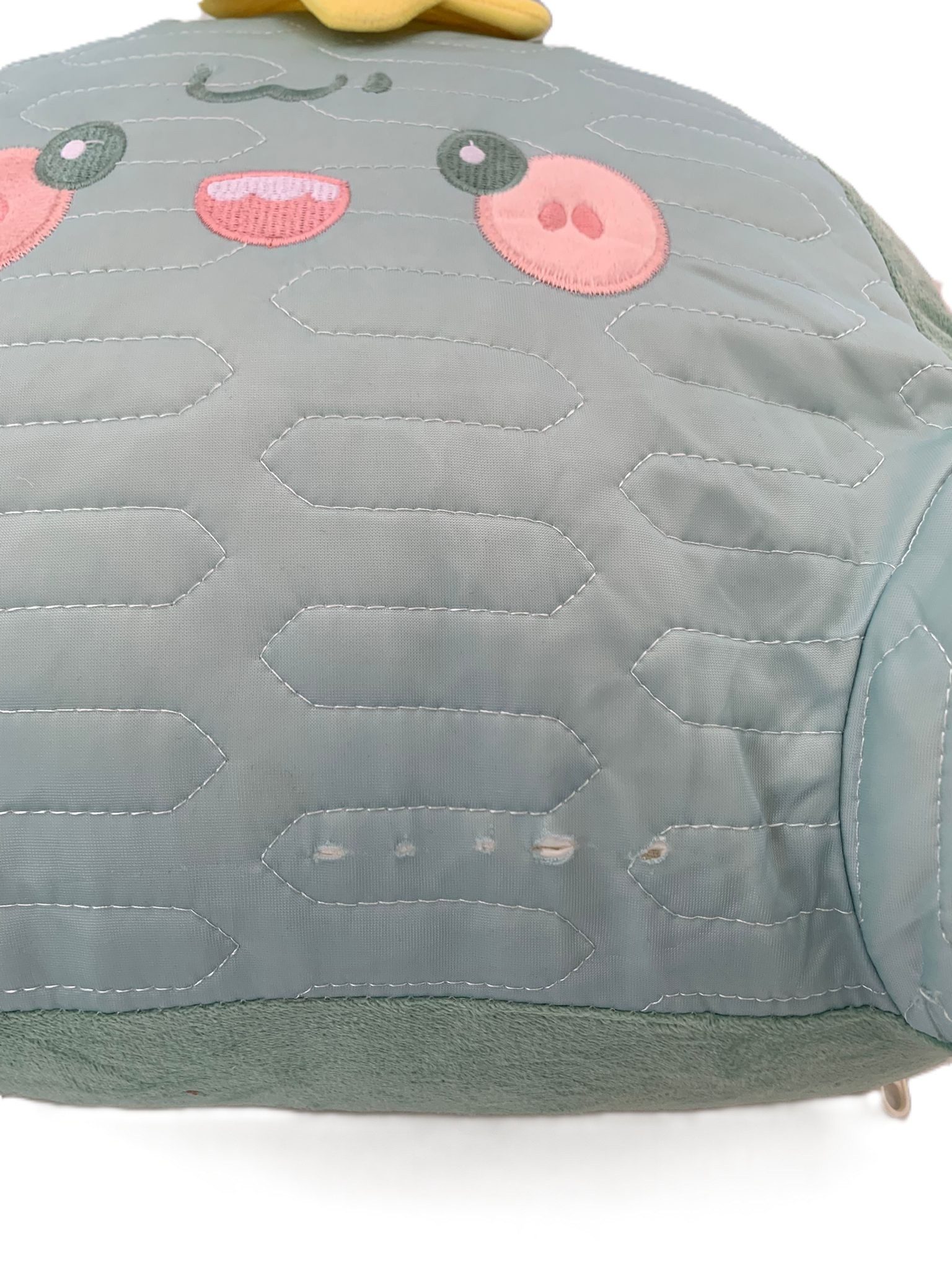 RESIGILATE - Perna Multifunctionala, Flippy, Spatar pentru Pat, Protectie Lombara, Marime Medie, 60 x 40 cm, din Latex, Model Dinozaur, Verde