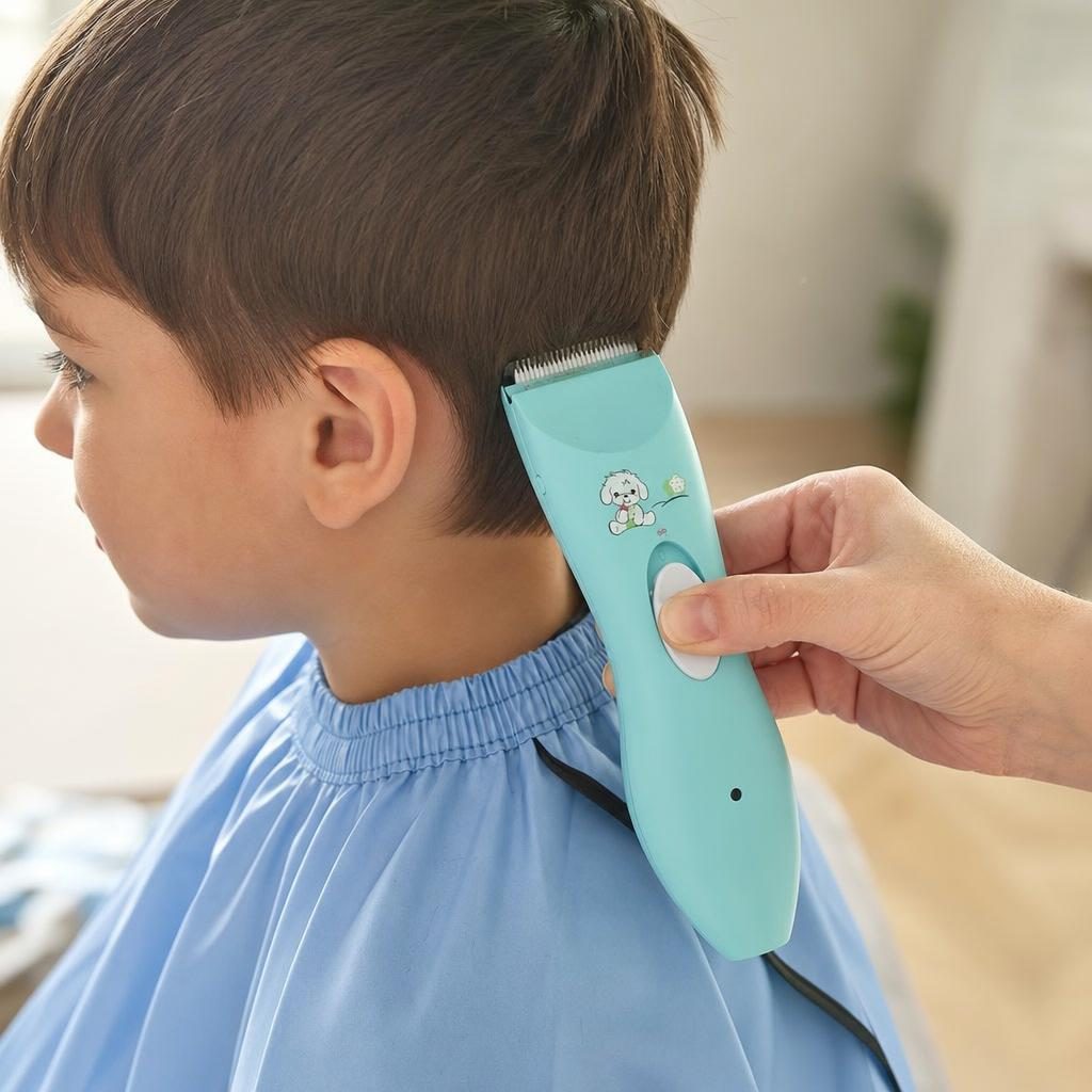 Detaliu mașină de tuns Flippy cu accesorii incluse