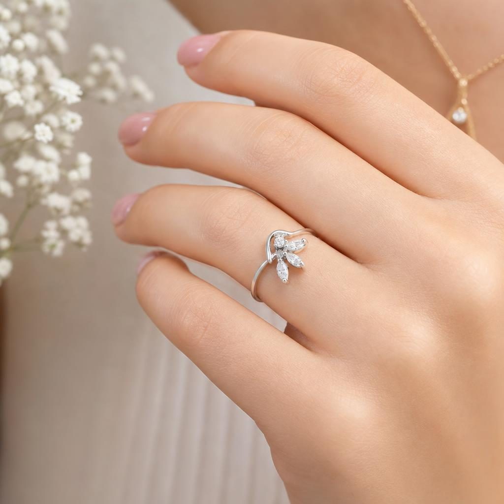 Detaliu design floral inel argint
