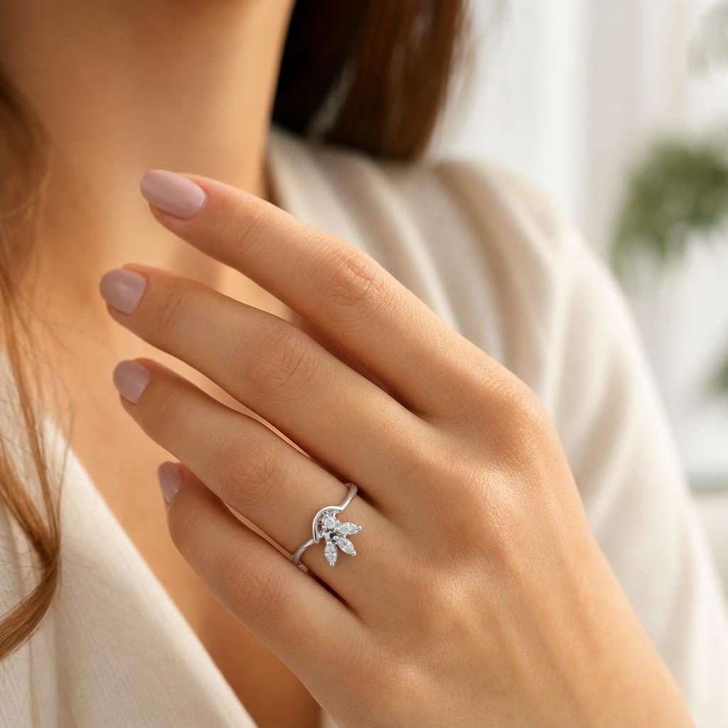 Detaliu inel argint 925 cu zirconii floare
