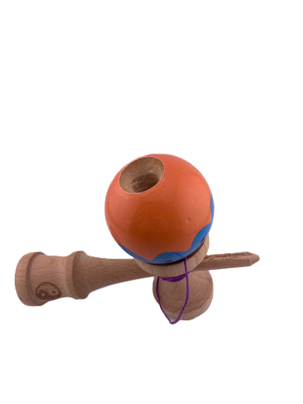 RESIGILAT - Kendama X Originala, Profesionala, Flippy, Super Sticky cu Cupe Mari KING SIZE V3, Gaura in Baza, Rulment Metalic, din lemn 18 cm, Ata 62/65 cm, Special Albastru/Portocaliu