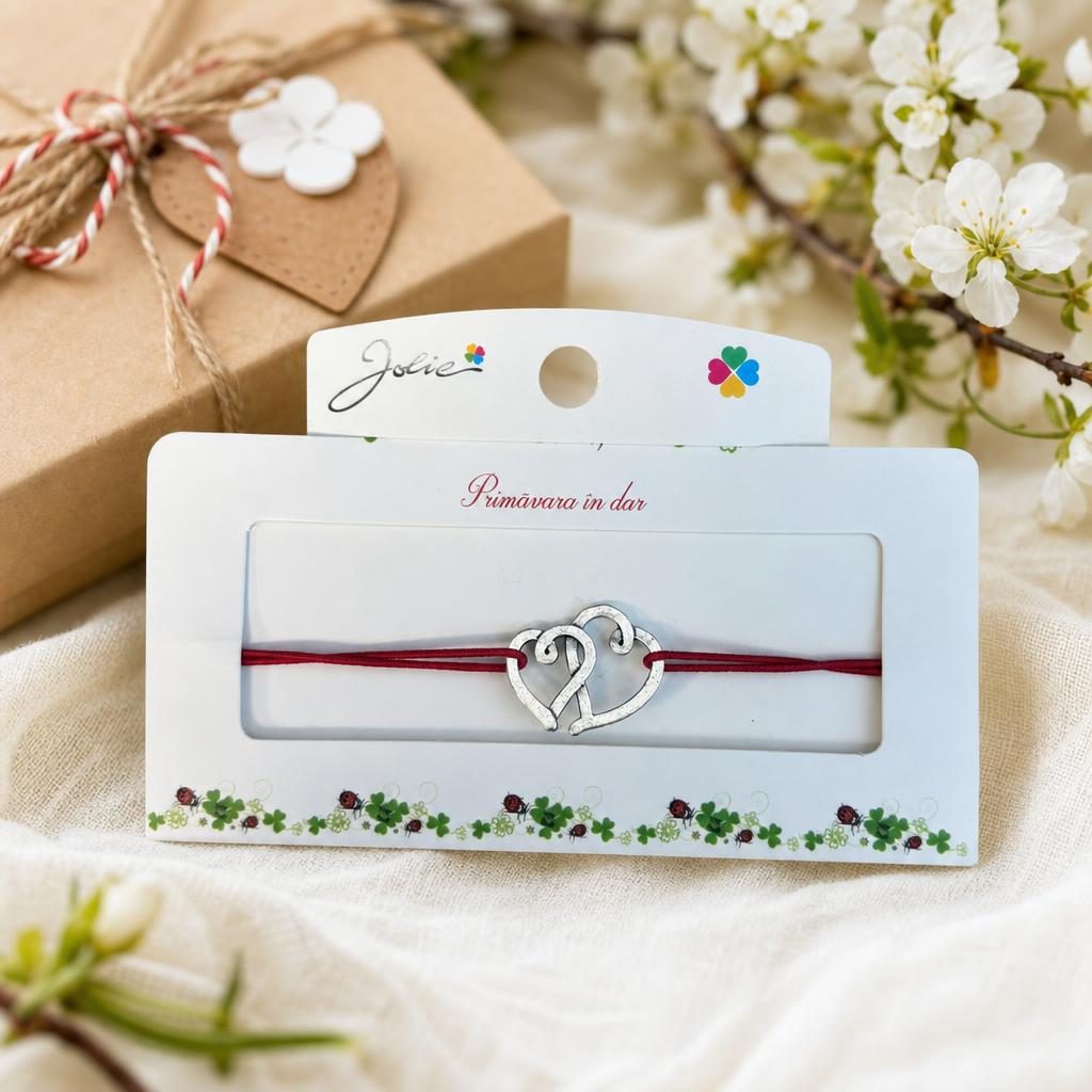 Martisor tip Bratara cu Pandantiv Metalic, Jolie, Snur Textil Rosu, Model Doua Inimi, Dimensiune Reglabila, Nod Dublu, Ambalata Individual
