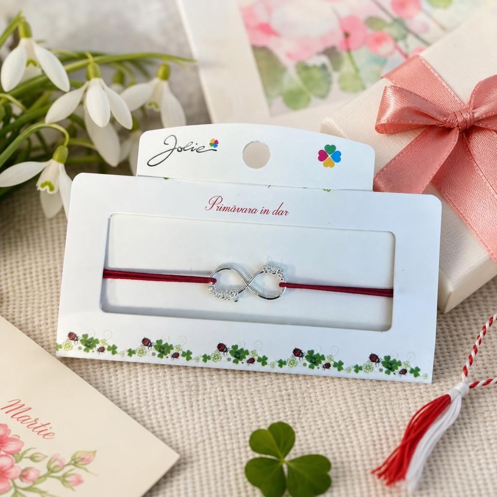 Martisor tip Bratara cu Pandantiv Metalic, Jolie, Snur Textil Rosu, Model Infinit, Dimensiune Reglabila, Nod Dublu, Ambalata Individual