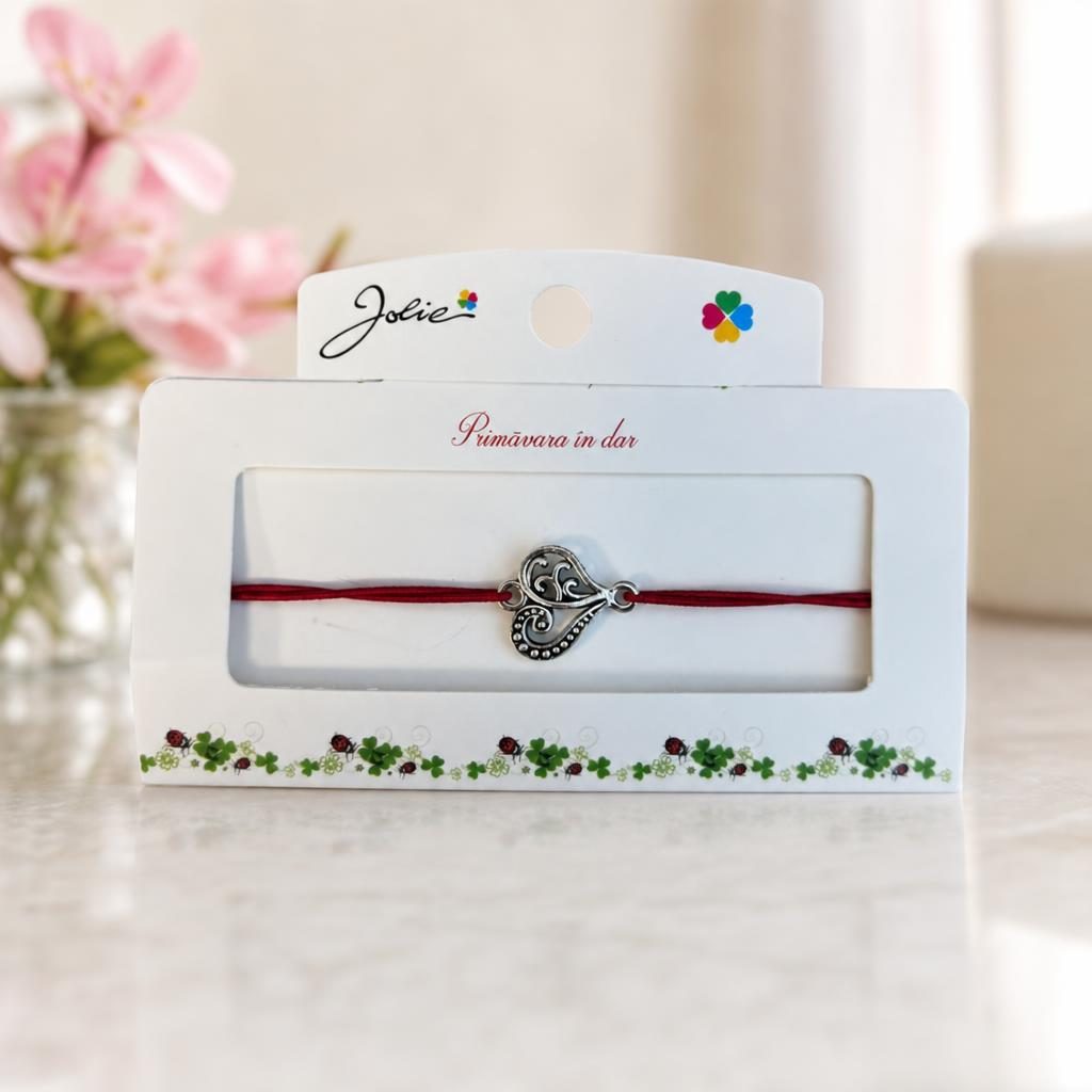 Martisor tip Bratara cu Pandantiv Metalic, Jolie, Snur Textil Rosu, Model Inima Eleganta, Dimensiune Reglabila, Nod Dublu, Ambalata Individual