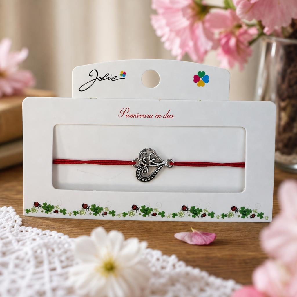 Martisor tip Bratara cu Pandantiv Metalic, Jolie, Snur Textil Rosu, Model Inima Eleganta, Dimensiune Reglabila, Nod Dublu, Ambalata Individual
