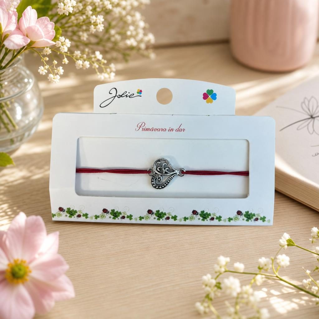 Martisor tip Bratara cu Pandantiv Metalic, Jolie, Snur Textil Rosu, Model Inima Eleganta, Dimensiune Reglabila, Nod Dublu, Ambalata Individual