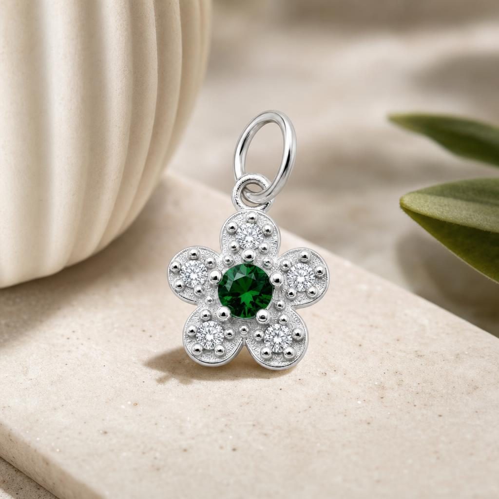 Detaliu pandantiv floare argint cu zirconiu cubic