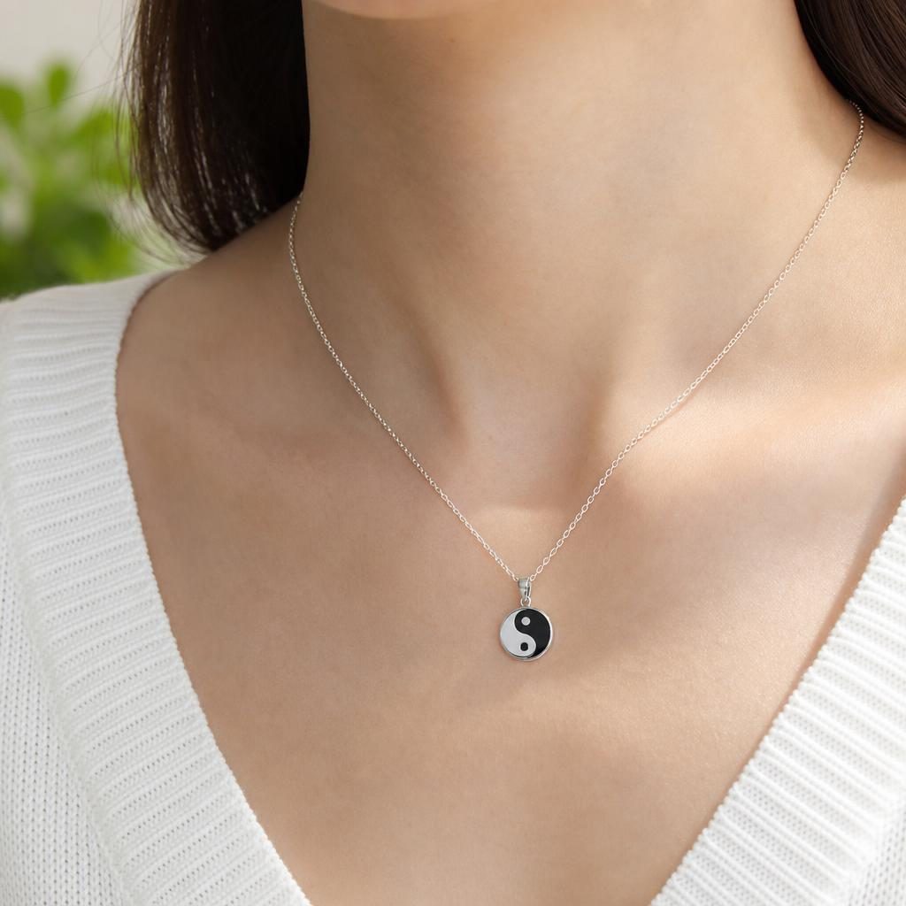 Detaliu pandantiv Ying Yang din argint