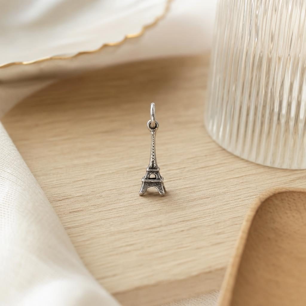 Pandantiv Torre Eiffel cu detaliuri sculptate