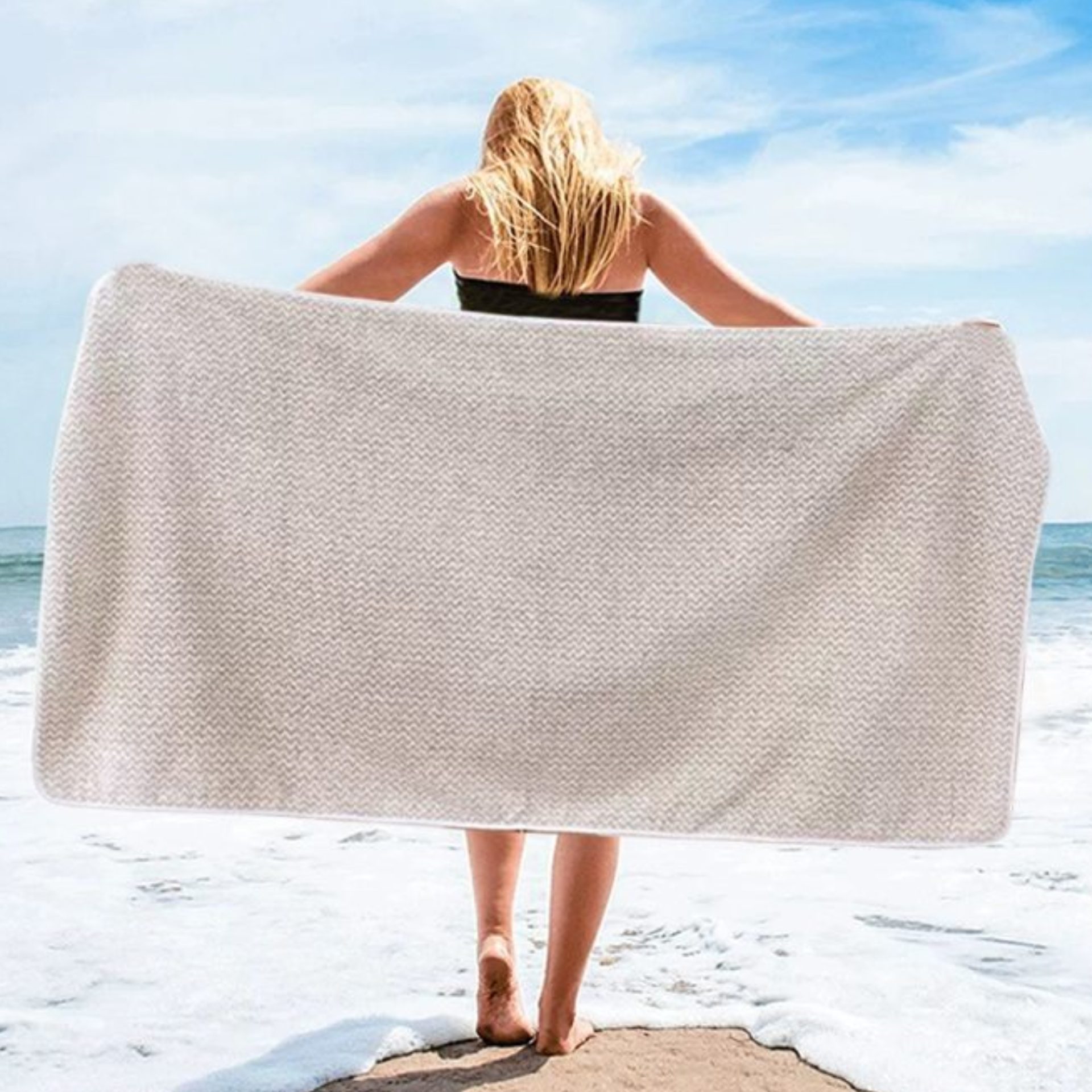 Prosop de Plaja, Flippy, Model Practic pentru Utilizare Zilnica, Material Textil Usor si Absorbant, Uscare Rapida, Atingere Placuta si Confort dupa Baie sau Inot, Ideal pentru Plaja, Picnic, Piscina, Camping si Vacante, Multicolor
