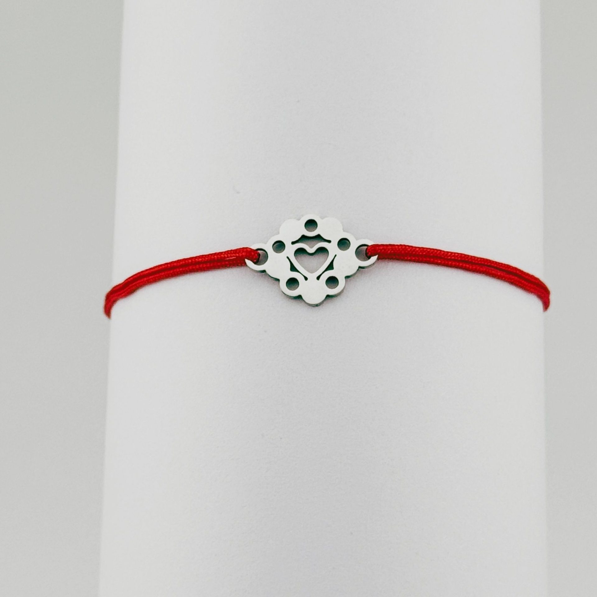 Bratara Martisor pentru Dama, Jolie, Model Inima in Floare, Set 12 bucati, Pandativ Argintiu din Inox cu Snur Rosu Ajustabil 3