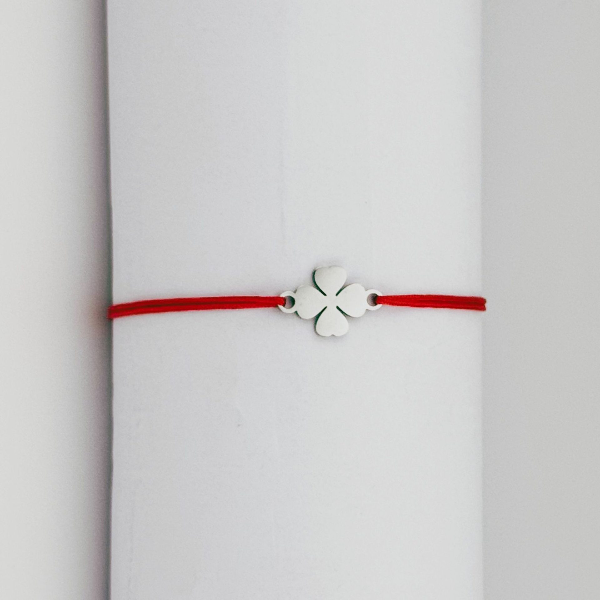 Bratara Martisor pentru Dama, Jolie, Model Trifoi cu 4 Foi, Set 12 bucati, Pandativ Argintiu din Inox cu Snur Rosu Ajustabil 3