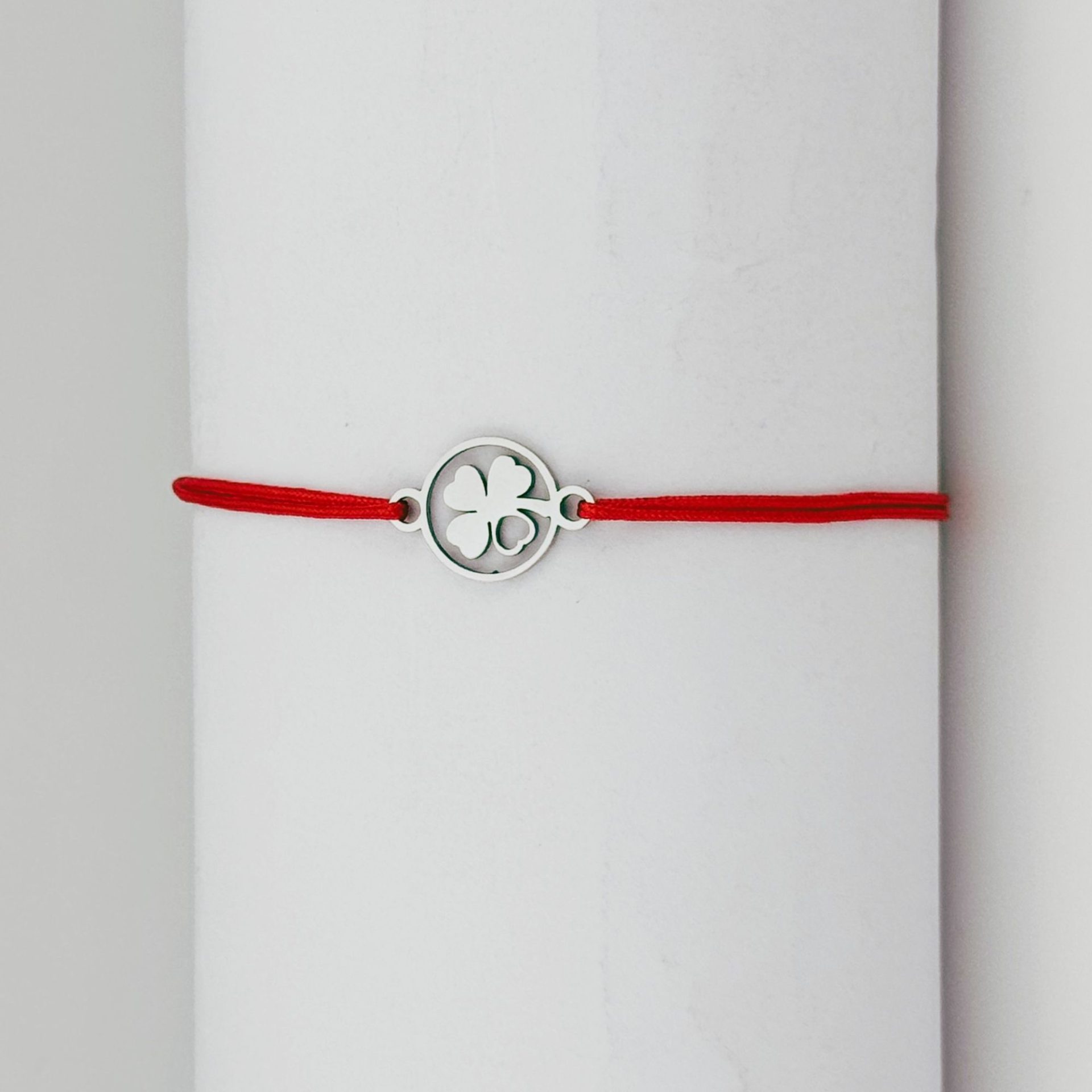 Bratara Martisor pentru Dama, Jolie, Model Trifoi cu Inima, Set 12 bucati, Pandativ Argintiu din Inox cu Snur Rosu Ajustabil 3