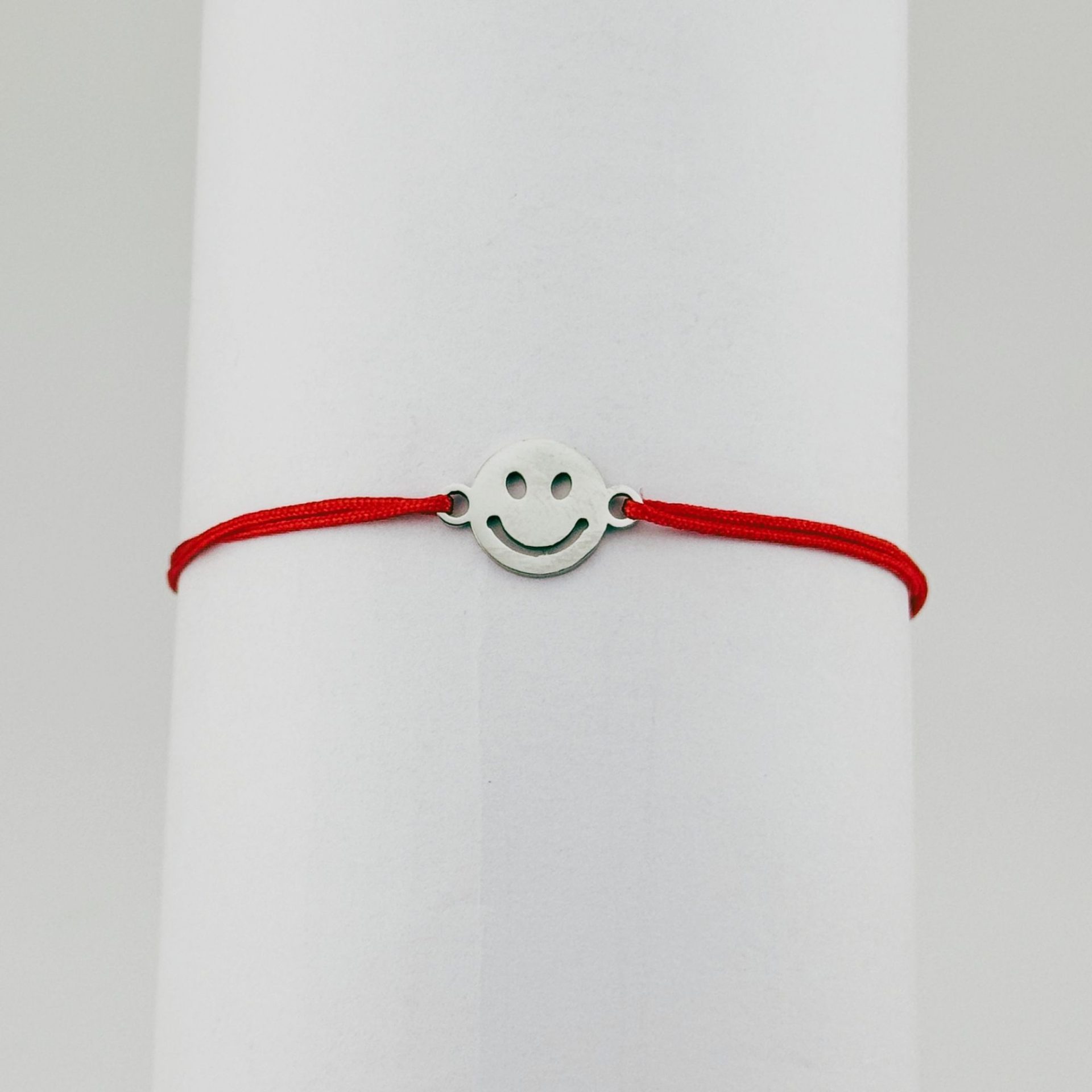Bratara Martisor pentru Dama, Jolie, Model Smile, Set 12 bucati, Pandativ Argintiu din Inox cu Snur Rosu Ajustabil 3