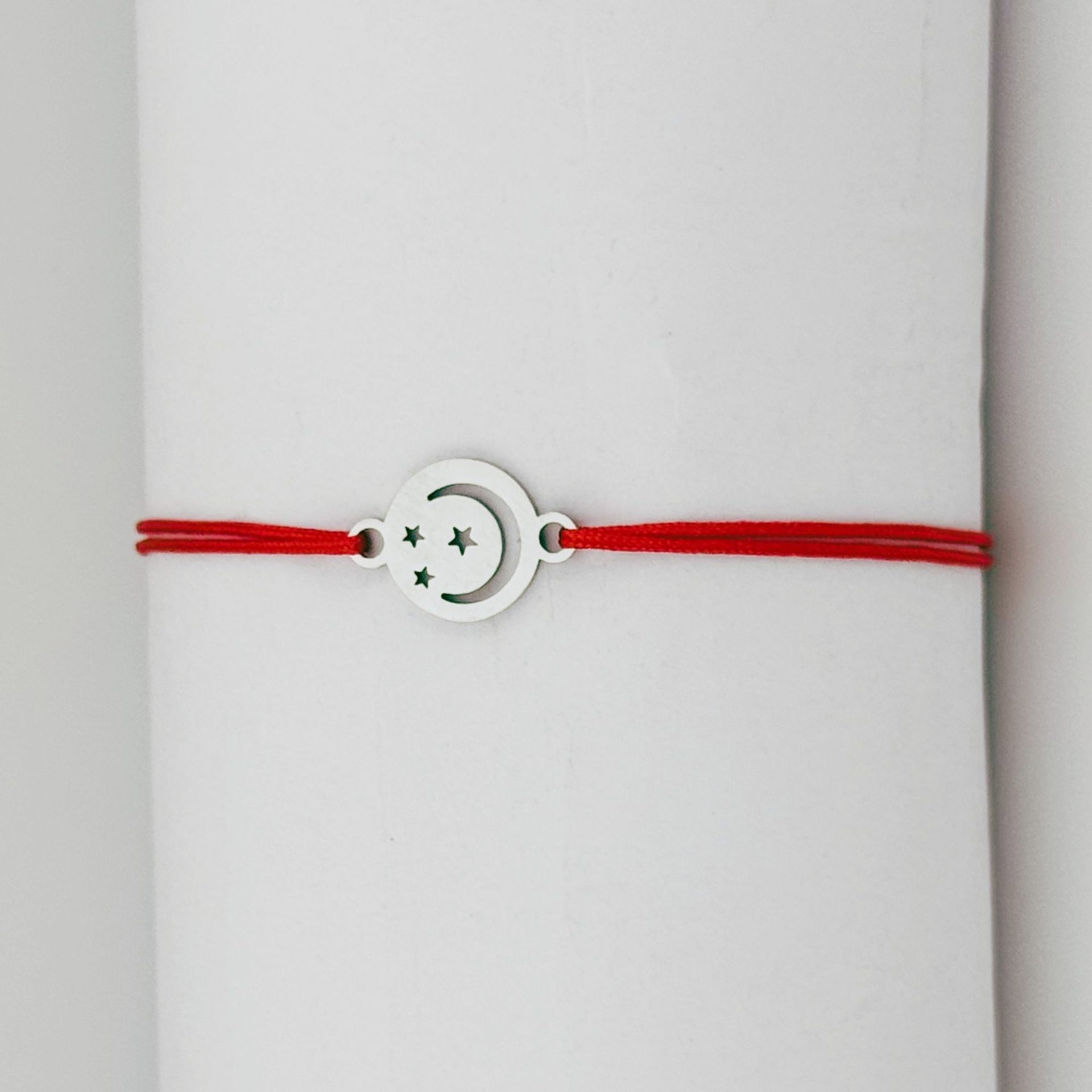 Bratara Martisor pentru Dama, Jolie, Model Luna in Cerc, Set 12 bucati, Pandativ Argintiu din Inox cu Snur Rosu Ajustabil 3
