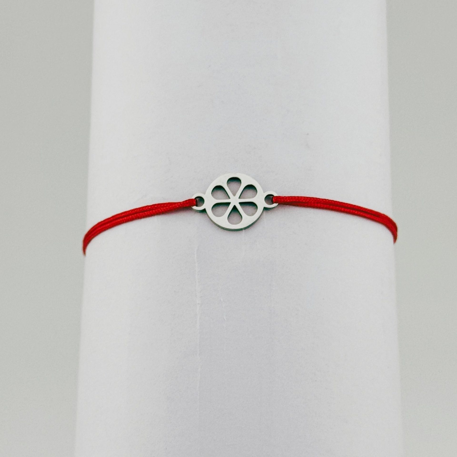 Bratara Martisor pentru Dama, Jolie, Model Floare in Cerc, Set 12 bucati, Pandativ Argintiu din Inox cu Snur Rosu Ajustabil 3