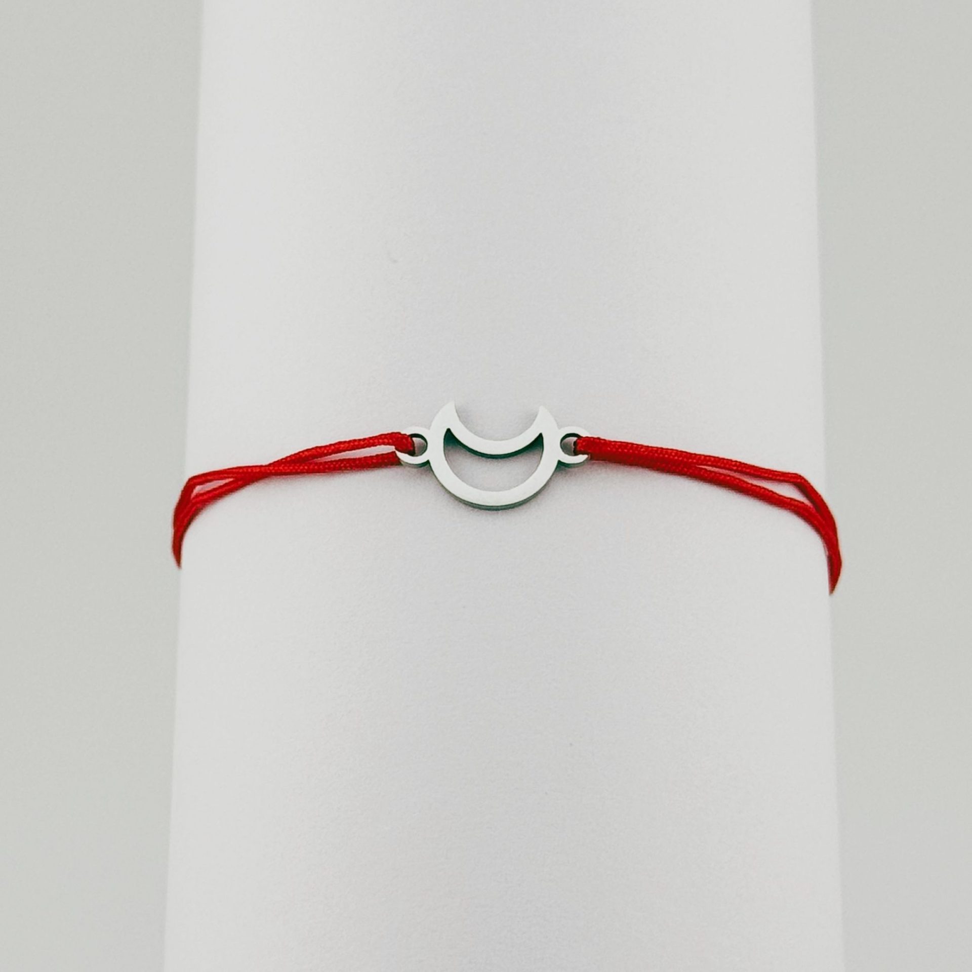 Bratara Martisor pentru Dama, Jolie, Model Semiluna, Set 12 bucati, Pandativ Argintiu din Inox cu Snur Rosu Ajustabil 3