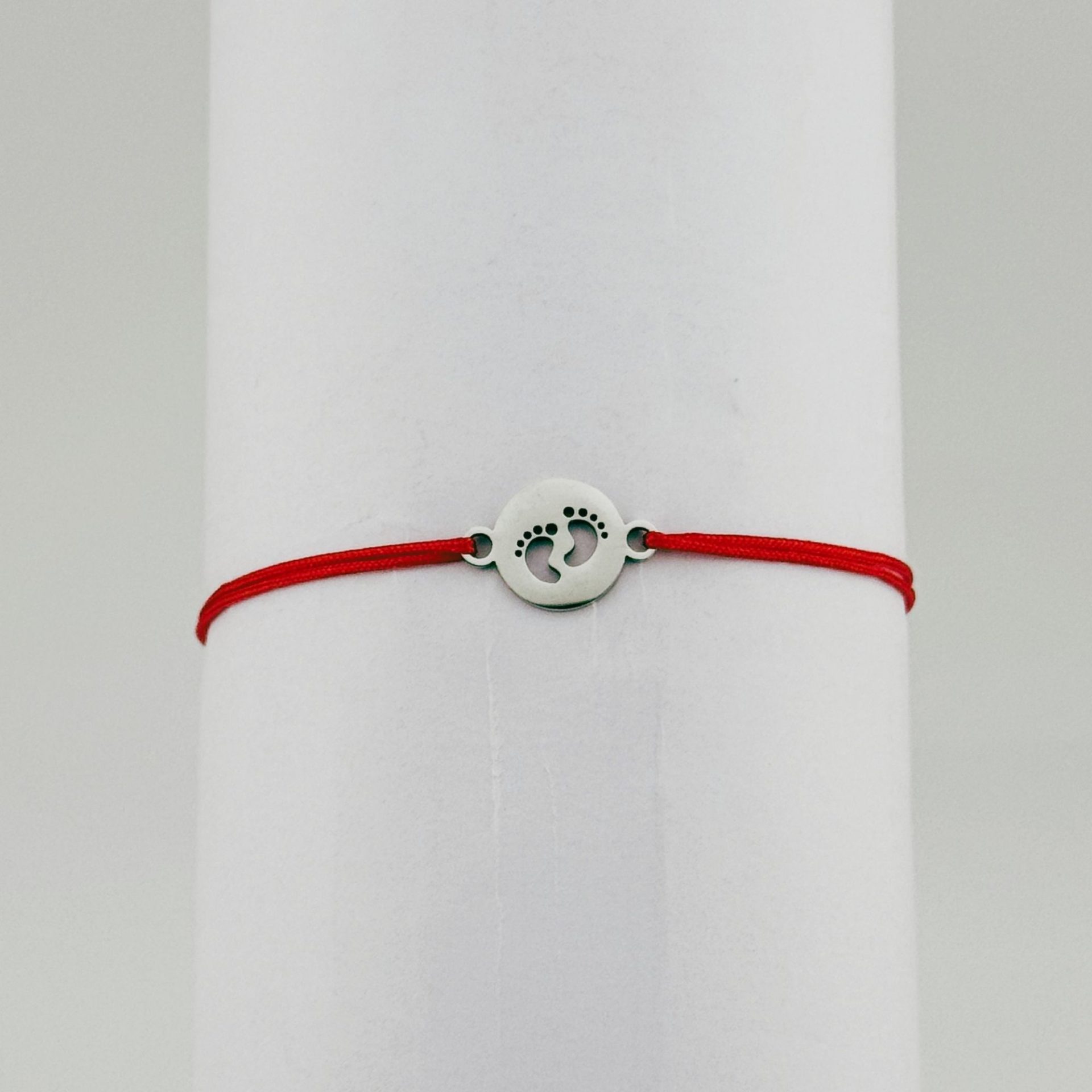 Bratara Martisor pentru Dama, Jolie, Model Talpi in Cerc, Set 12 bucati, Pandativ Argintiu din Inox cu Snur Rosu Ajustabil 3