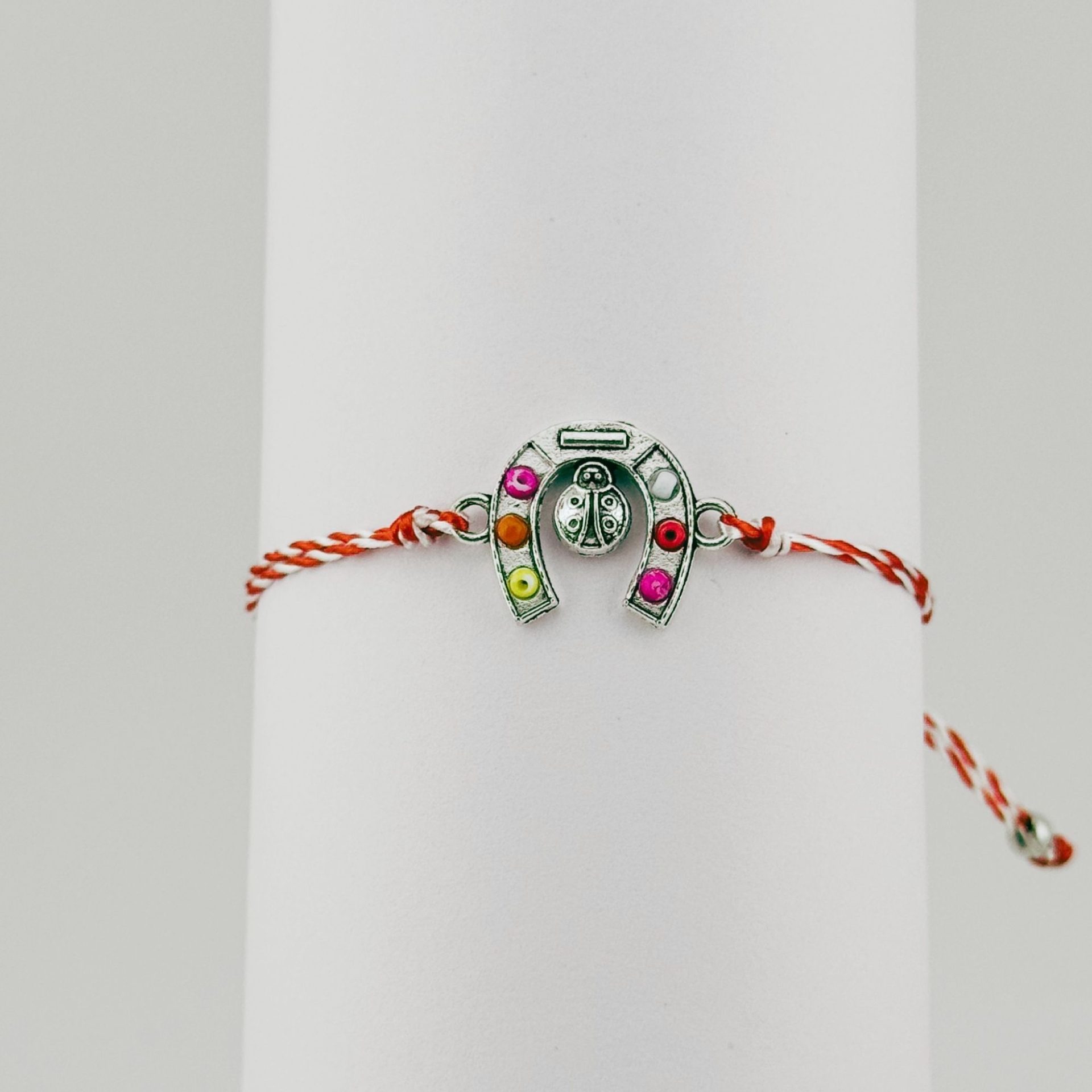 Bratara Martisor pentru Dama, Jolie, Model Potcoava, Set 12 bucati, Pandativ Argintiu din Inox cu Snur Alb-Rosu Ajustabil 3