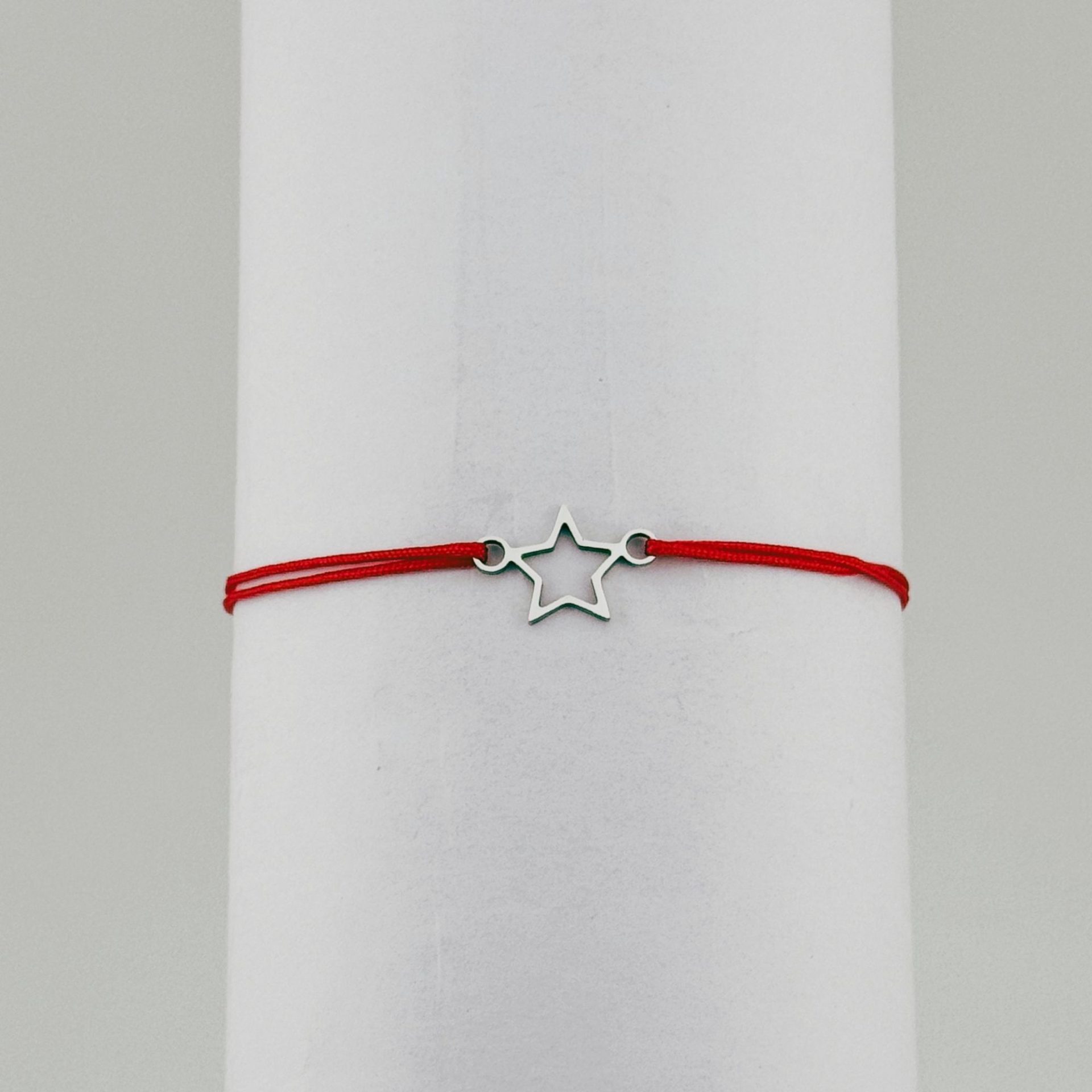 Bratara Martisor pentru Dama, Jolie, Model Stea, Set 12 bucati, Pandativ Argintiu din Inox cu Snur Rosu Ajustabil 3