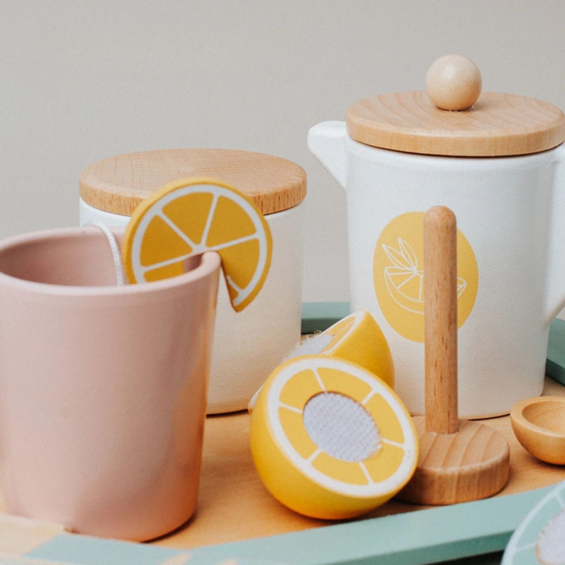 Jucarie Educativa Montessori din Lemn, , Joc Interactiv Model Lemon Tea cu Accesorii de Bucatarie, Dezvolta Motricitatea Fina, 3ani+, Multicolor 4