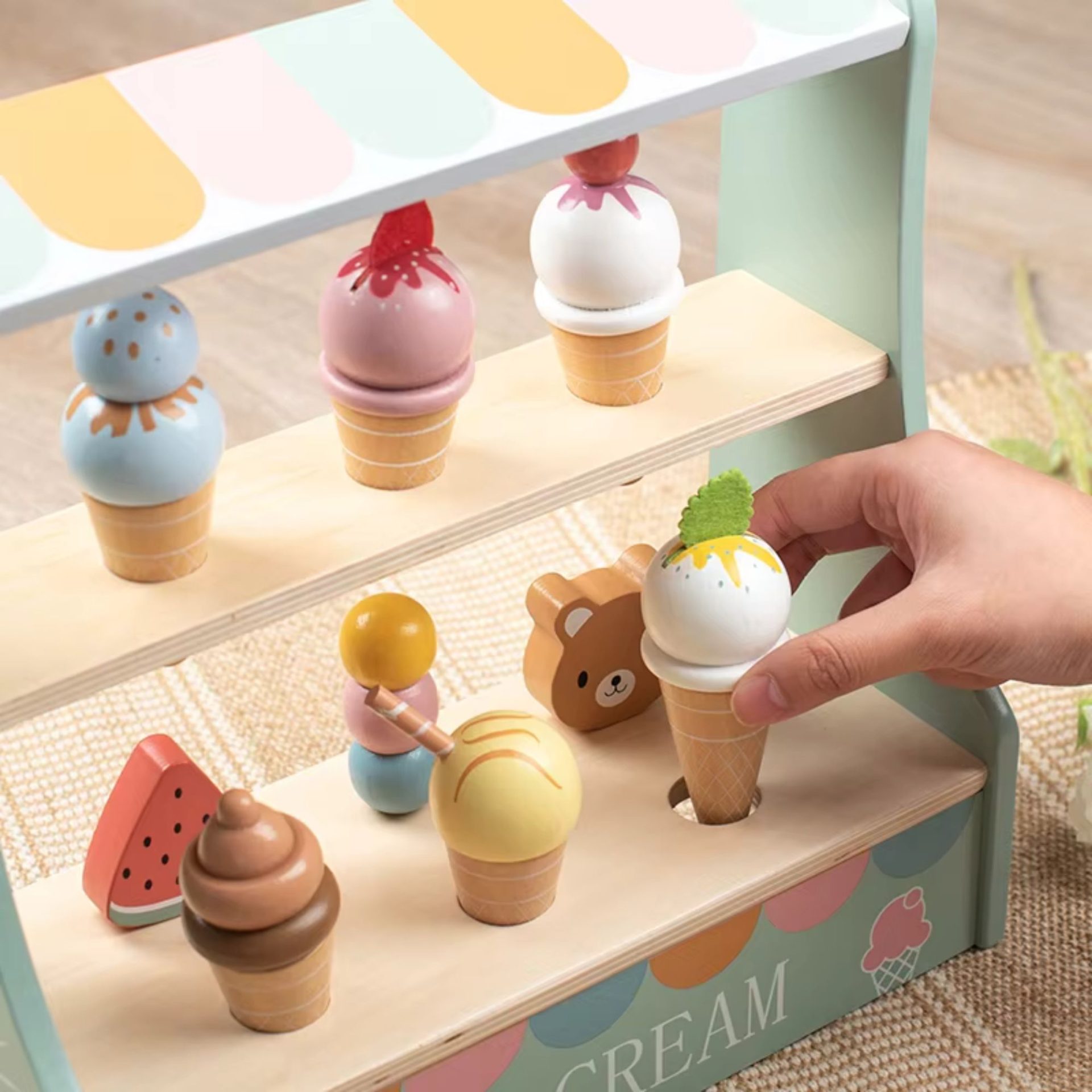 Jucarie Educativa Montessori din Lemn, , Stand de Inghetata Interactiv cu 25+ Accesorii, Include Meniu si Bani de Jucarie, Dezvolta Motricitatea si Abilitatile Sociale, 3ani+, Multicolor 4