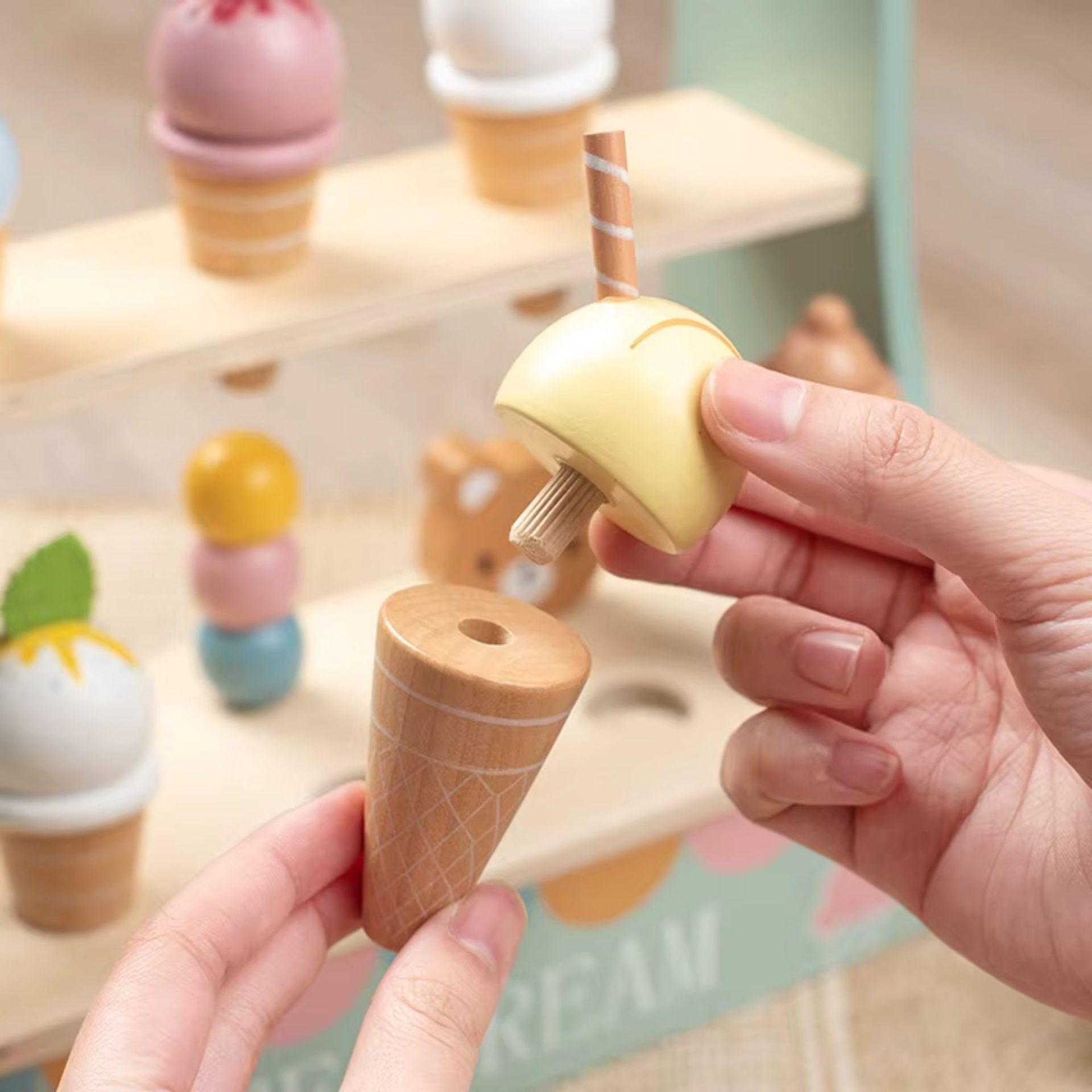Jucarie Educativa Montessori din Lemn, , Stand de Inghetata Interactiv cu 25+ Accesorii, Include Meniu si Bani de Jucarie, Dezvolta Motricitatea si Abilitatile Sociale, 3ani+, Multicolor 5