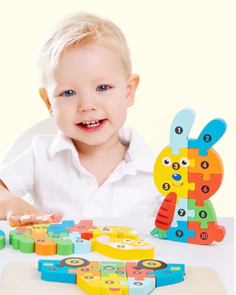 Puzzle iepure Flippy în mâinile copilului